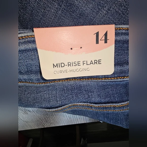 **SOLD** Arula Midrise Flare Jean's Size 14 - Picture 3 of 7